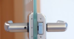 Balkon- und Glastüren mit dem richtigen Riegel sichern