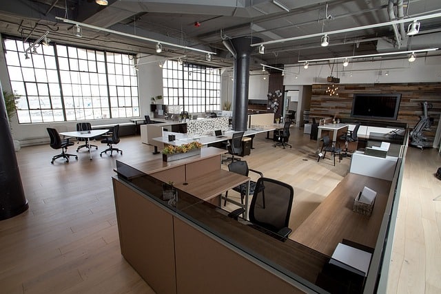 Beispiel für die Integration von Stahlmöbeln in ein modernes Büro-Design